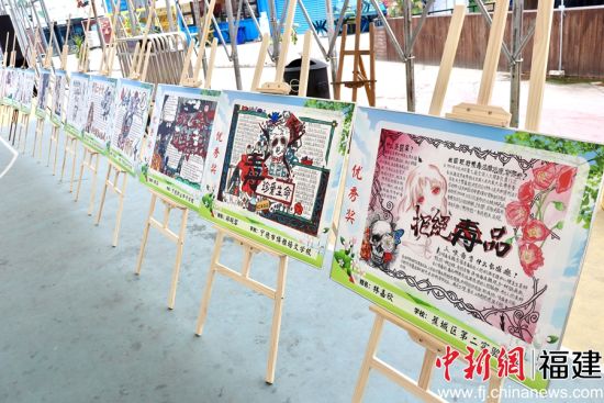 禁毒手抄报优秀作品展。吴允杰 摄
