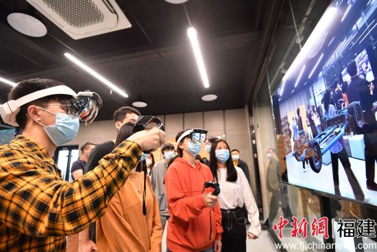  图为福州外语外贸学院打造的福建省内本科院校中首个艺术科技跨界创新实验室。