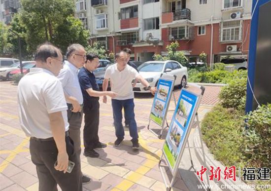  第二党支部共建东侨华侨新村社区“党建聚侨心”广场。