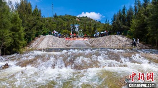 大樟溪原水从天岭隧洞出水口流入平潭三十六脚湖。　念望舒 摄