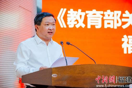 常斌宣读了《教育部关于同意福建工程学院更名为福建理工大学的函》。李南轩 摄