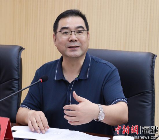 　　宁德市政协委员、市侨联主席陈卫良发言。 林榕生 摄