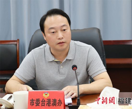 　　宁德市委台港澳办主任郑铁军发言。 林榕生 摄