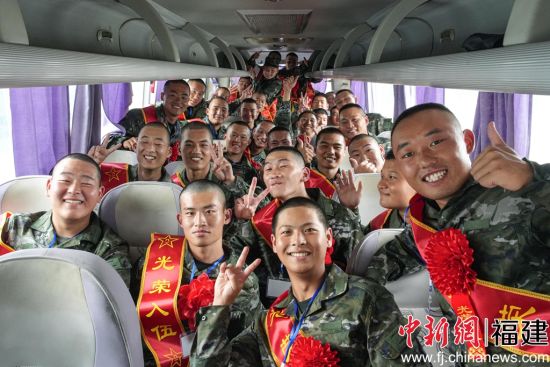 新战友合影。潘岱唯 摄 新战友合影。潘岱唯 摄