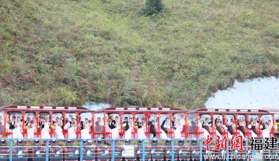 新人搭乘“幸福列车”入场。林榕生 摄 新人搭乘“幸福列车”入场。林榕生 摄