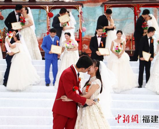 百对新人集体成婚,甜蜜现场。林榕生 摄 百对新人集体成婚,甜蜜现场。林榕生 摄