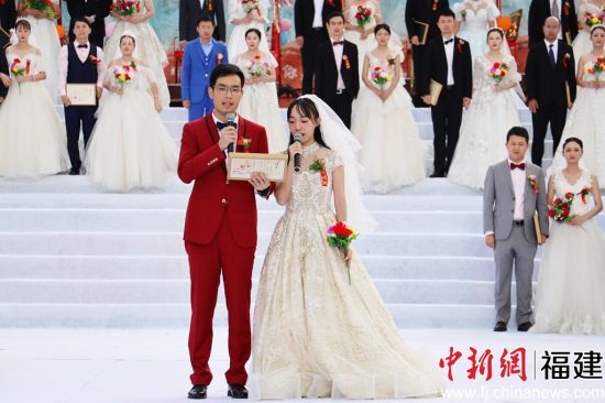 百对新人共同宣读结婚誓言。林榕生 摄 百对新人共同宣读结婚誓言。林榕生 摄