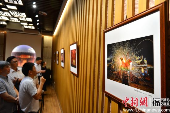 　　40多名在榕台胞、中华文化爱好者等参加活动，并参观摄影艺术展。 中新网记者 吕明 摄