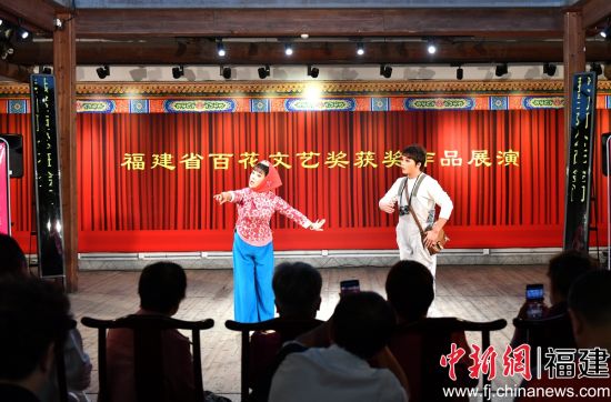 　　高甲戏《围头新娘》深受戏迷喜爱。 中新网记者 吕明 摄