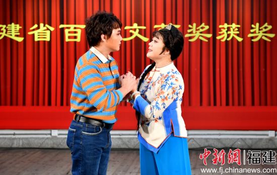　　图为高甲戏《围头新娘》在福建省海峡民间艺术馆演出。 中新网记者 吕明 摄