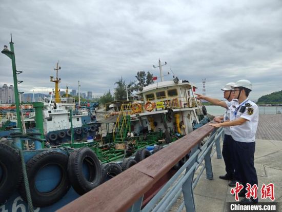 10月5日，随着台风“小犬”逐渐逼近，船舶纷纷进港避风。(福建海事局供图)