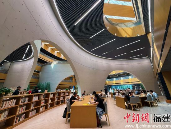 考察组一行前往石家庄市图书馆调研考察。中新网记者 吕巧琴 摄