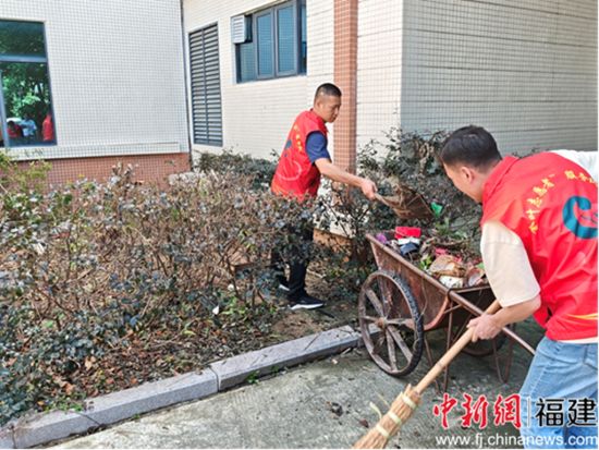 图为退役军人沈大治等在社会福利中心清扫院落。谢丹供图。