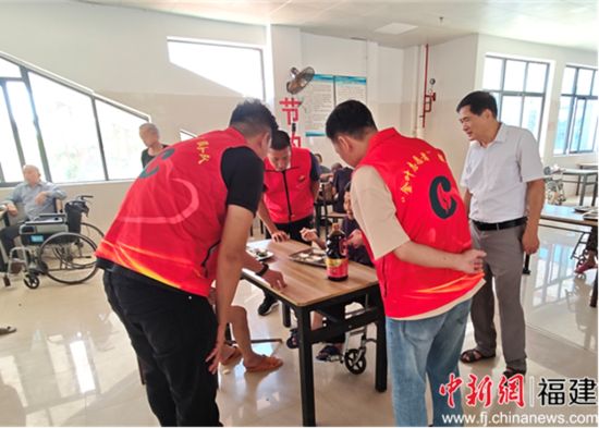 图为金叶志愿者服务队队长郑煜等聆听红色记忆。谢丹供图。