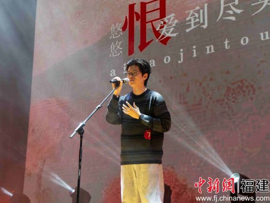 王家赫正在歌唱《让我欢喜让我忧》 方荔婷供图