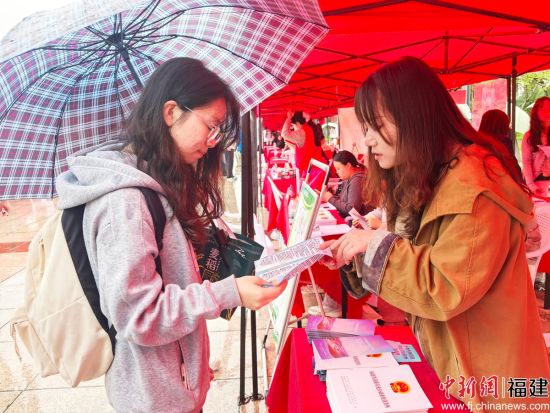 　　高校应届毕业生积极与用人单位交流沟通，寻找心仪的就业机会。叶金秋 摄