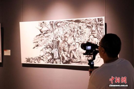 图为《苍穹之剑——纪念无名英雄蔡威百幅画卷》展览一角。中新网记者 叶茂 摄 图为《苍穹之剑——纪念无名英雄蔡威百幅画卷》展览一角。中新网记者 叶茂 摄