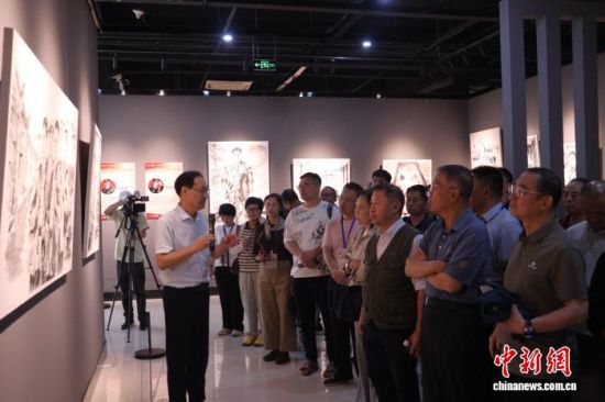 图为观众参观《苍穹之剑——纪念无名英雄蔡威百幅画卷》展览。中新网记者 叶茂 摄 图为观众参观《苍穹之剑——纪念无名英雄蔡威百幅画卷》展览。中新网记者 叶茂 摄